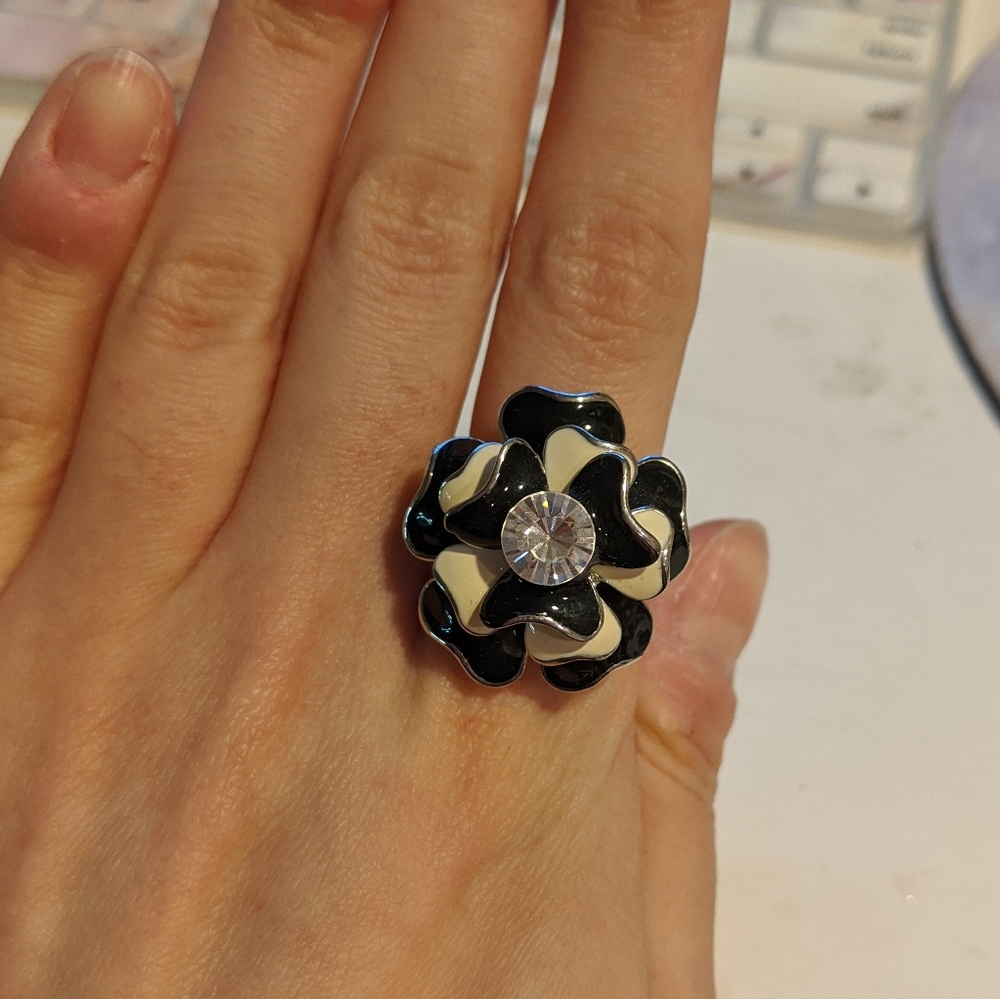 Black & White Flower Ring